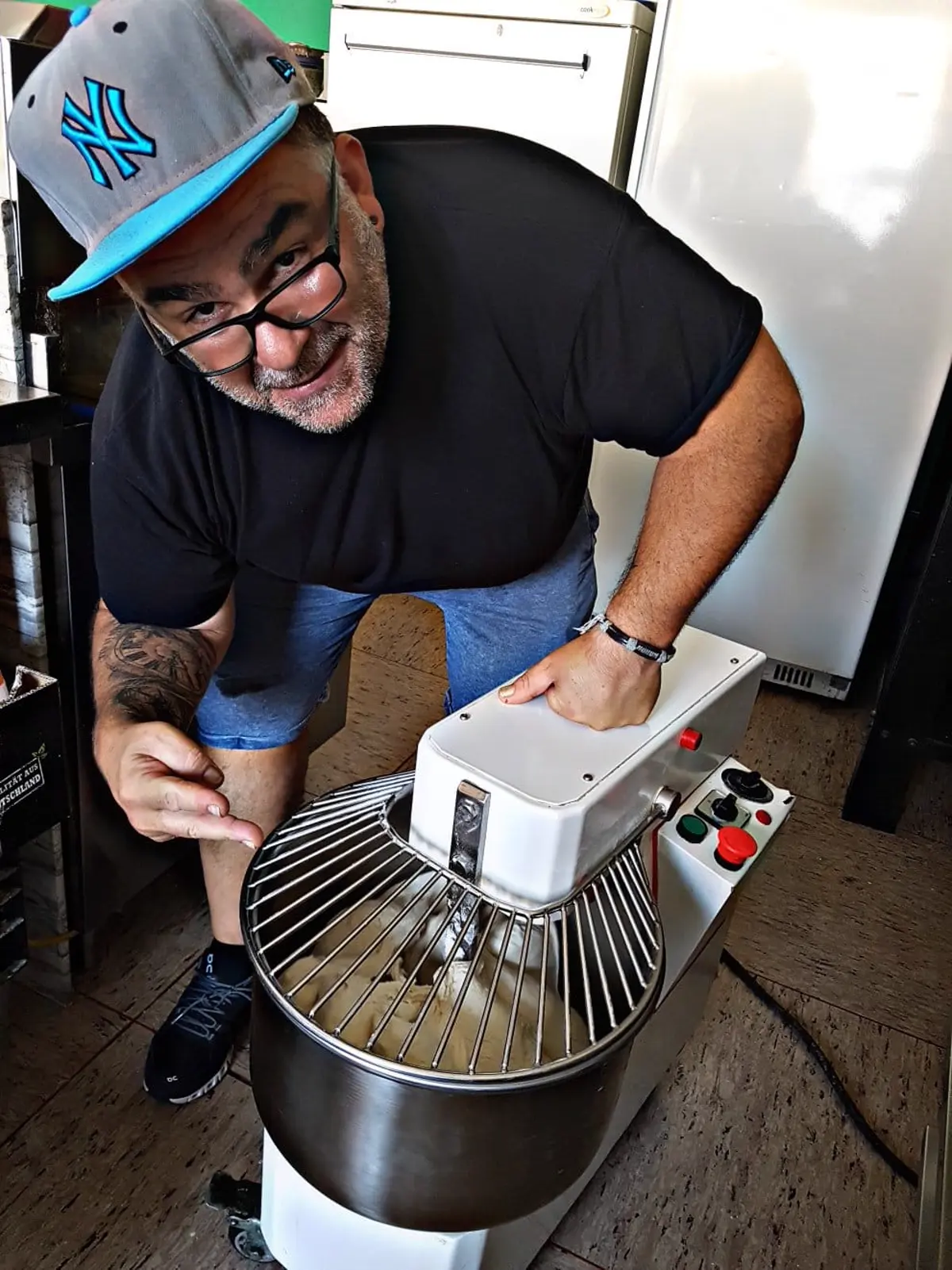 Enzo bei der Arbeit am Ofen