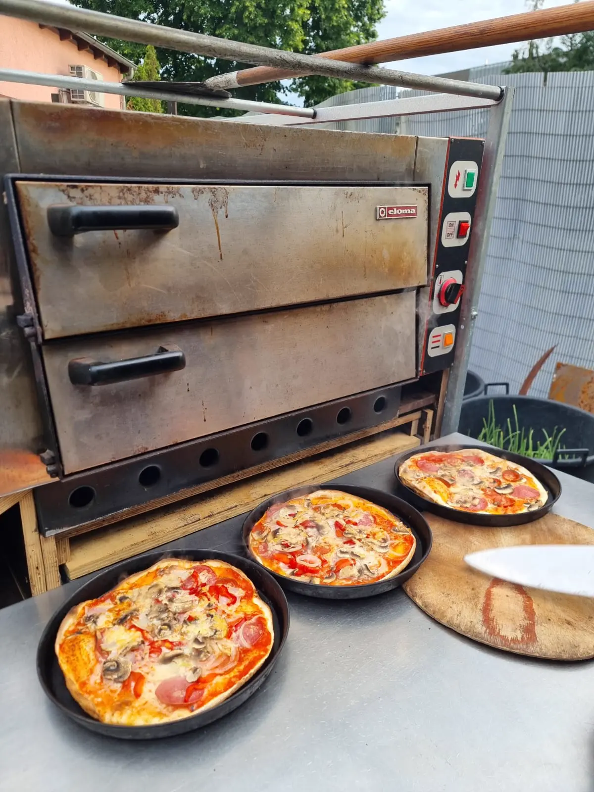 Echtes Handwerk am Pizzawagen