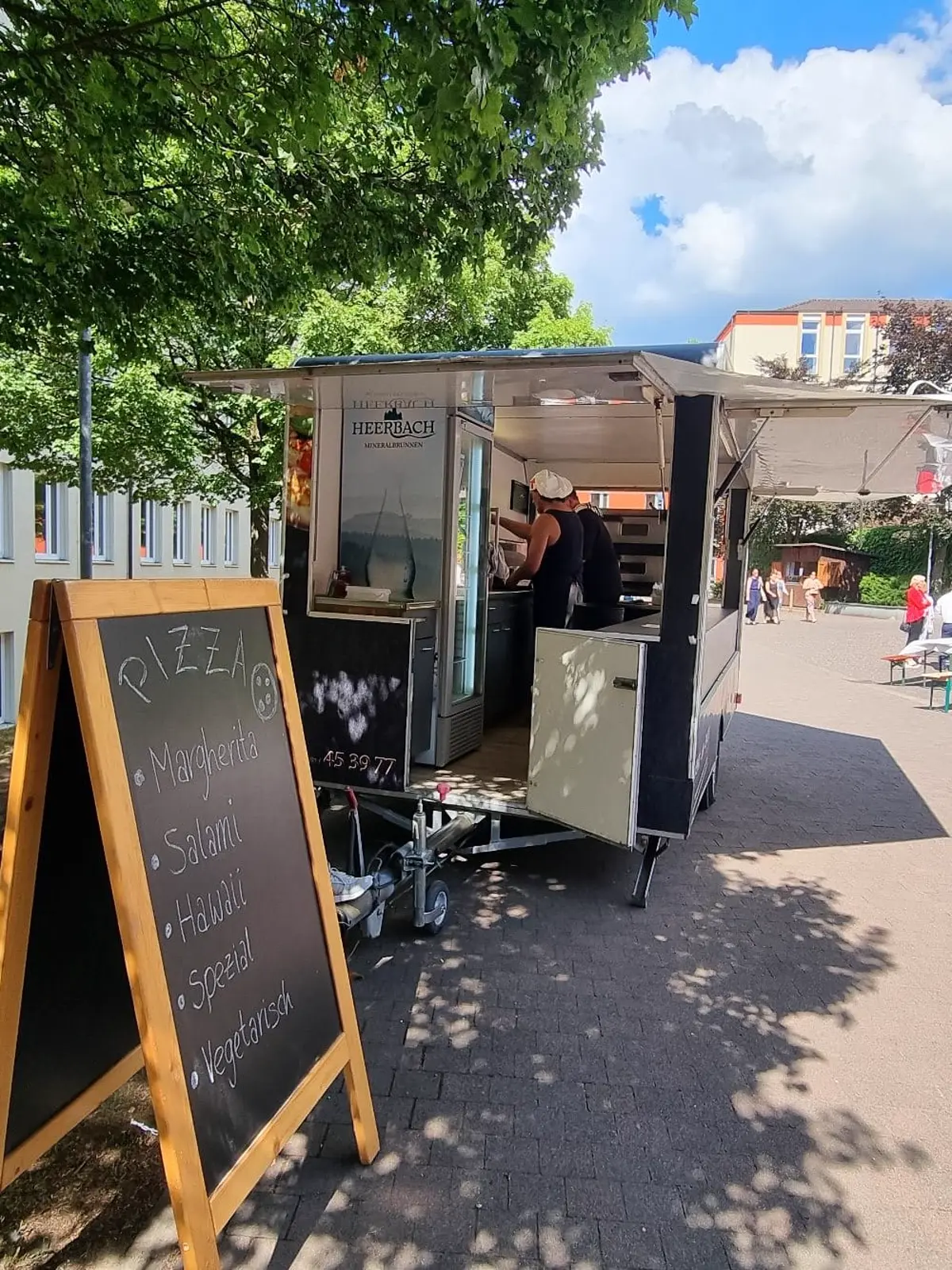 Italienisches Buffet-Setup im Freien