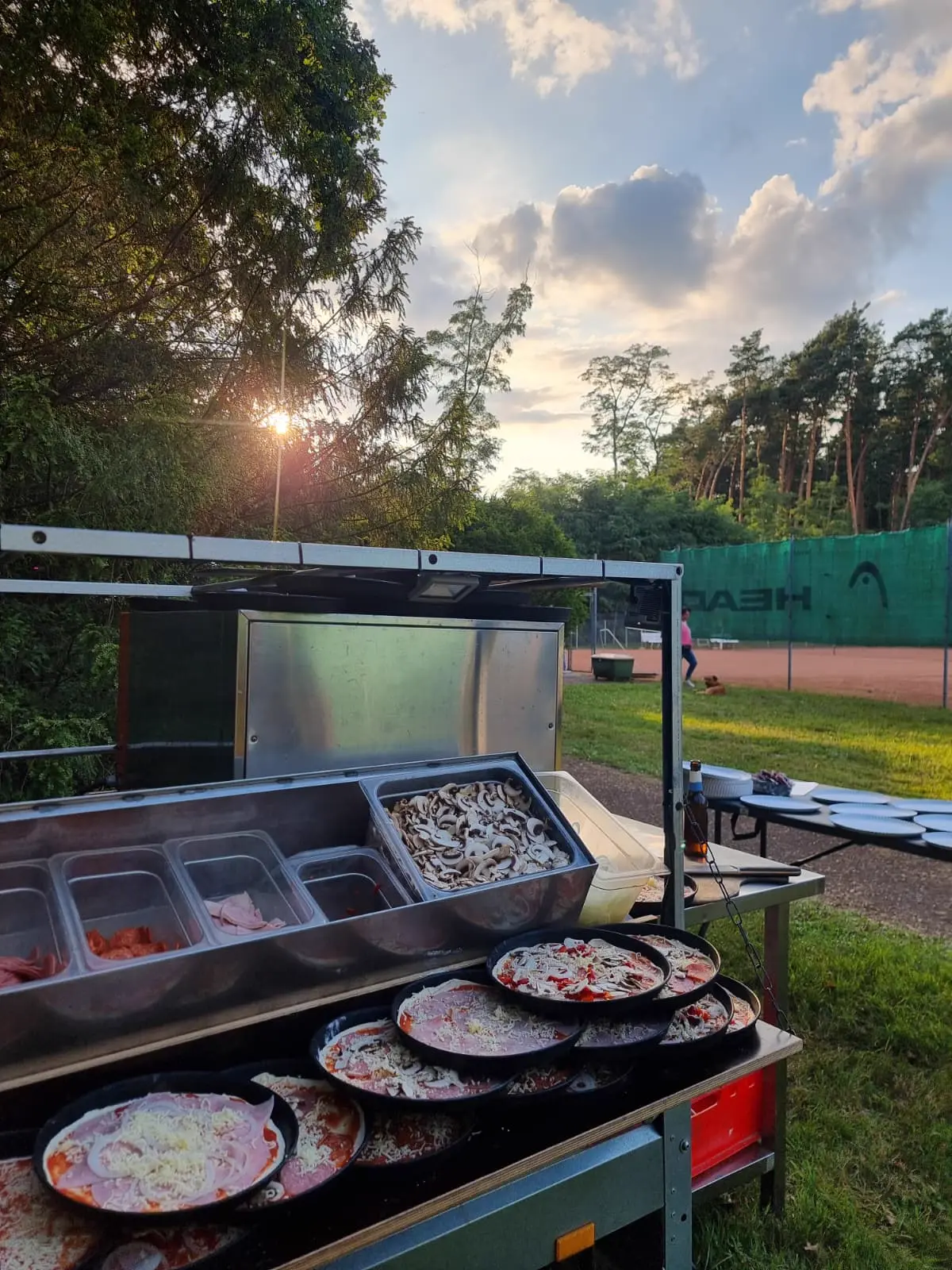 Fröhliche Hochzeitsgesellschaft am Pizzawagen