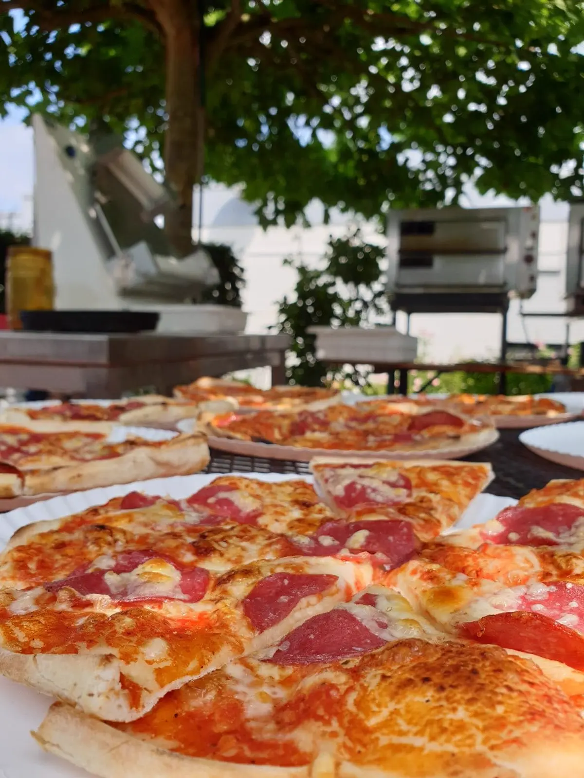 Gäste bei der Pizza-Ausgabe am Event-Tag