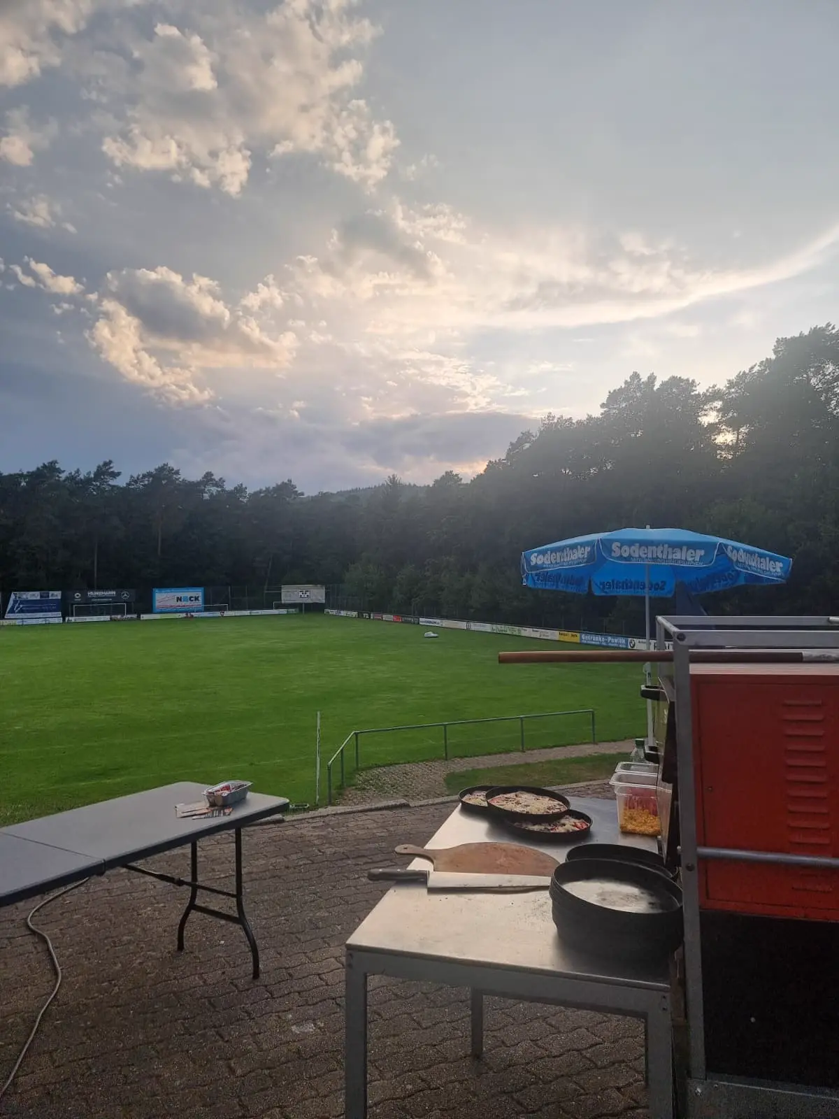 Abendstimmung beim mobilen Pizza-Service