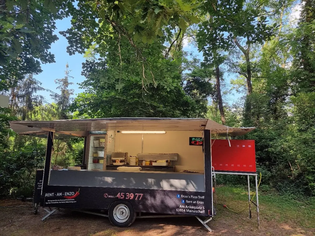 Dampfende Pizza direkt für die Gäste