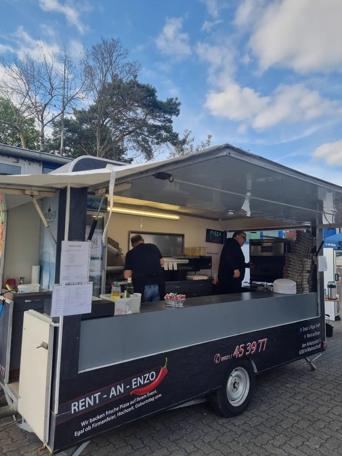 Beste Partystimmung mit Pizza