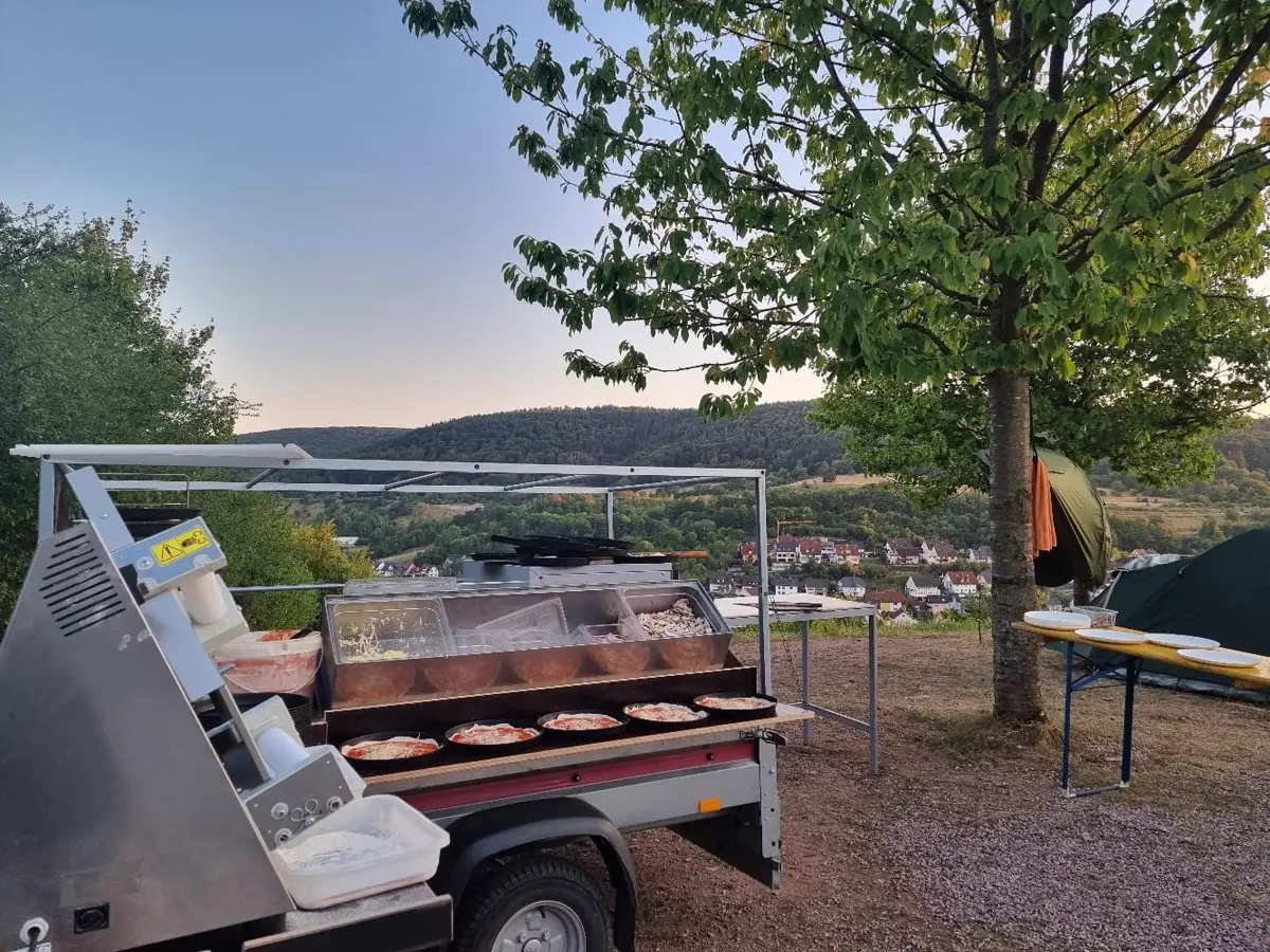 Strahlende Gesichter am Buffet