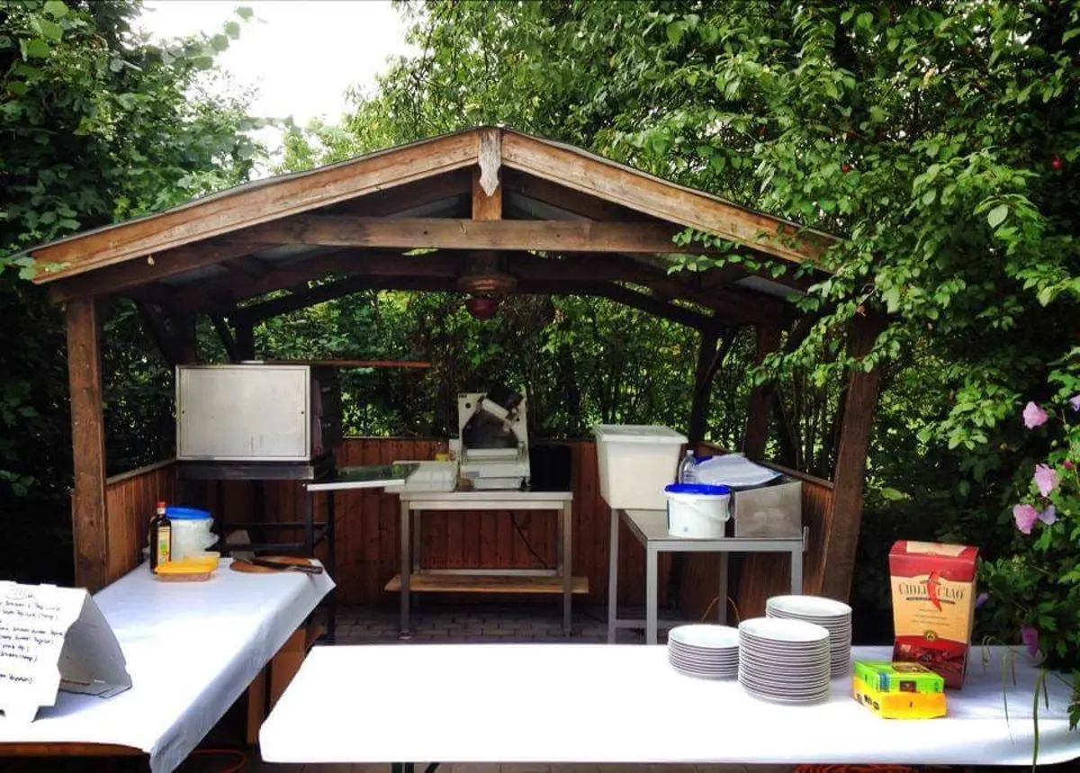 Gäste genießen das Pizza Catering Erlebnis