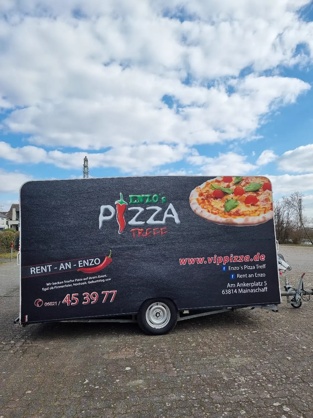 Pizzabäcker Enzo beim Catering-Service
