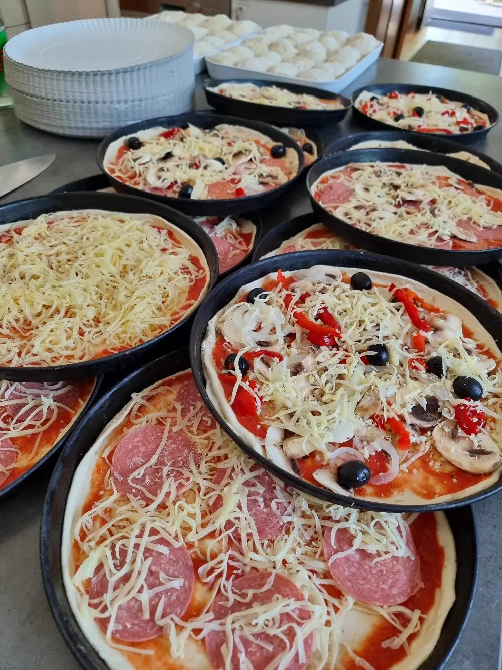 Gäste genießen frisch vor Ort gebackene Pizza