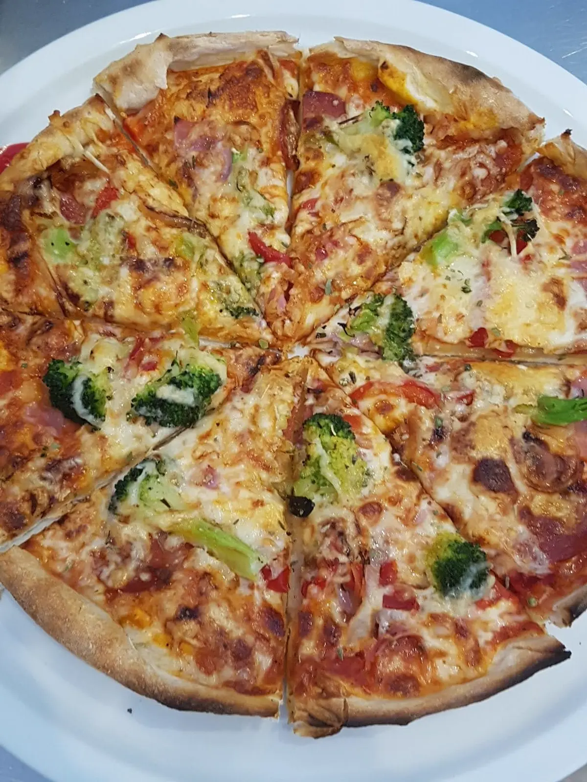 Saftige Pizza direkt serviert