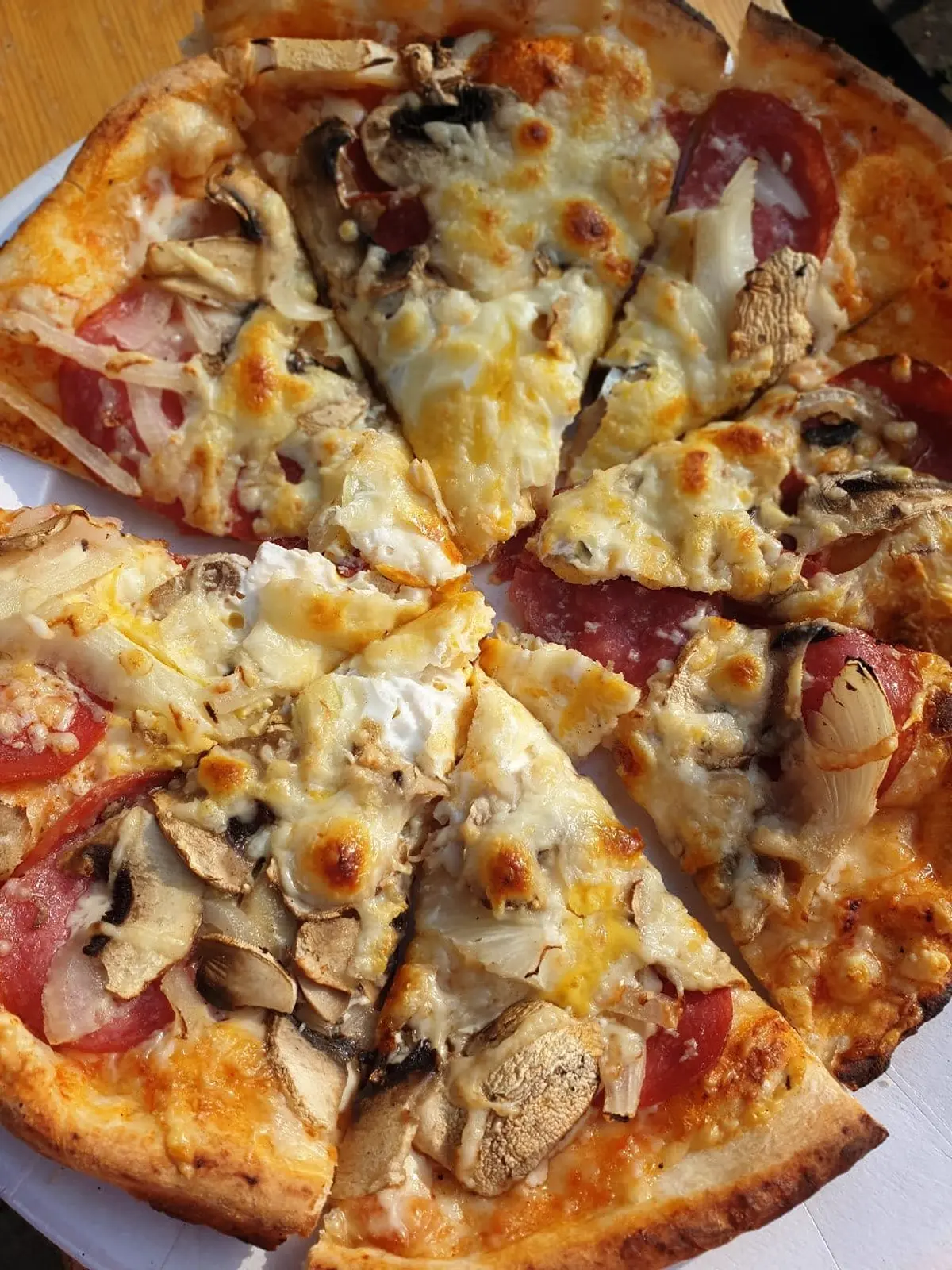 Leckere Pizza mit feinsten Aromen