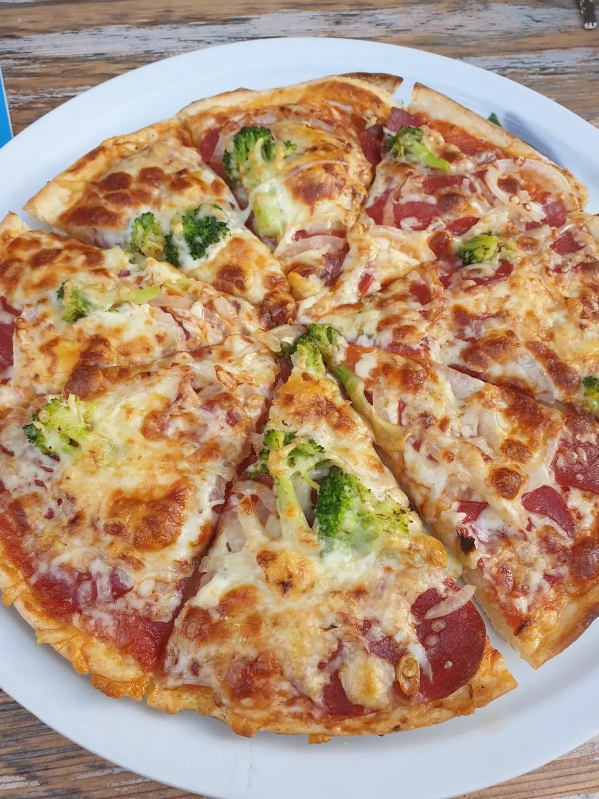 Goldbrauner Teig und frischer Belag